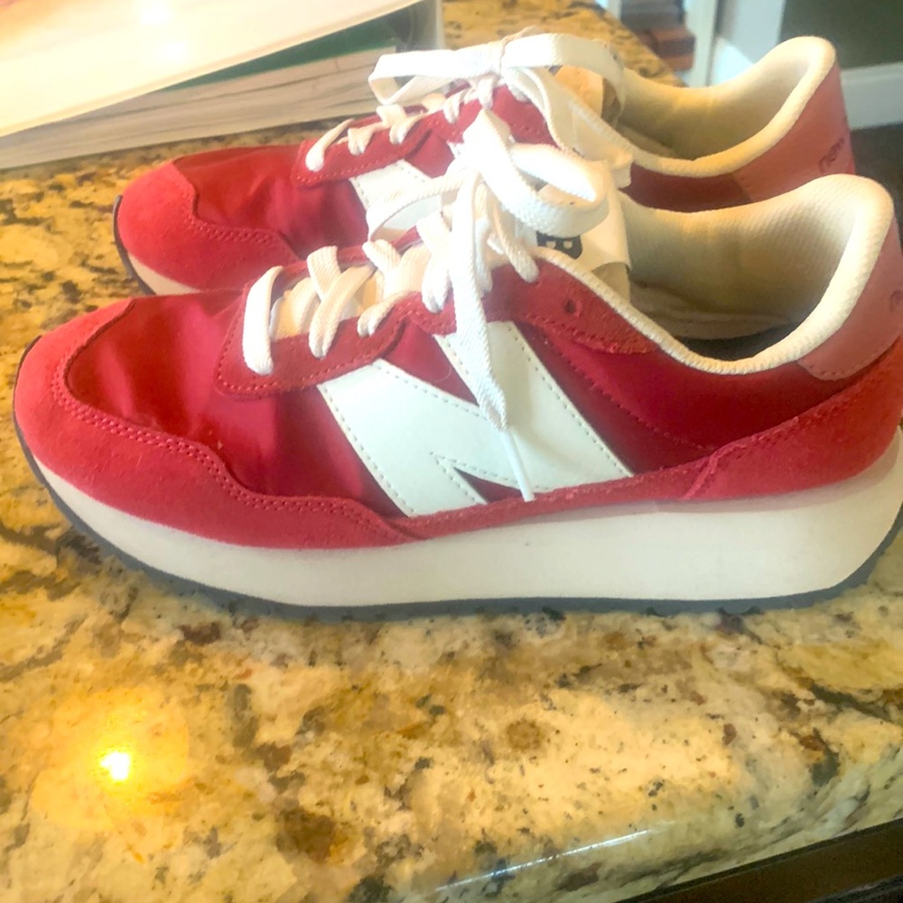 Womens New Balance tennis shoes